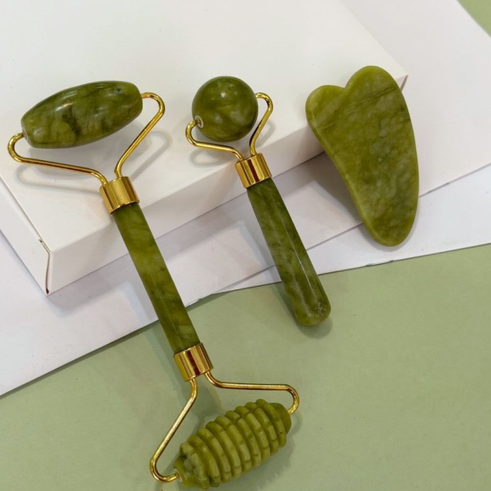 Jade Roller Stone - 天然グリーン色の翡翠製ローラーと、肌を引き締める効果のあるグアシャボードがセットになった、顔や体のリラックス療法に使用できる美容ツール。