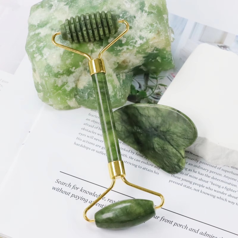 Jade Roller Stone - ジェイドスパイクローラー＆グアシャセット 天然石製 疲労軽減 フェイスマッサージツール ホームスパ スキンリラクゼーションケア用