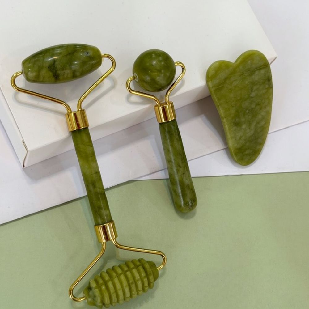 天然グリーン色の翡翠製ローラーと、肌を引き締める効果のあるグ - Jade Roller Stone のレビューと価格